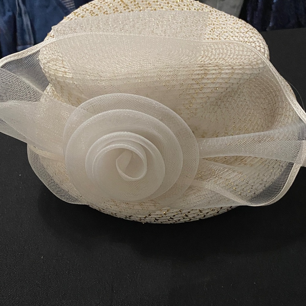 AUGUST Elegant‎ Cream Hat  Floral Tülle Gold AccentChurch Hat Downton ABBY STYLE